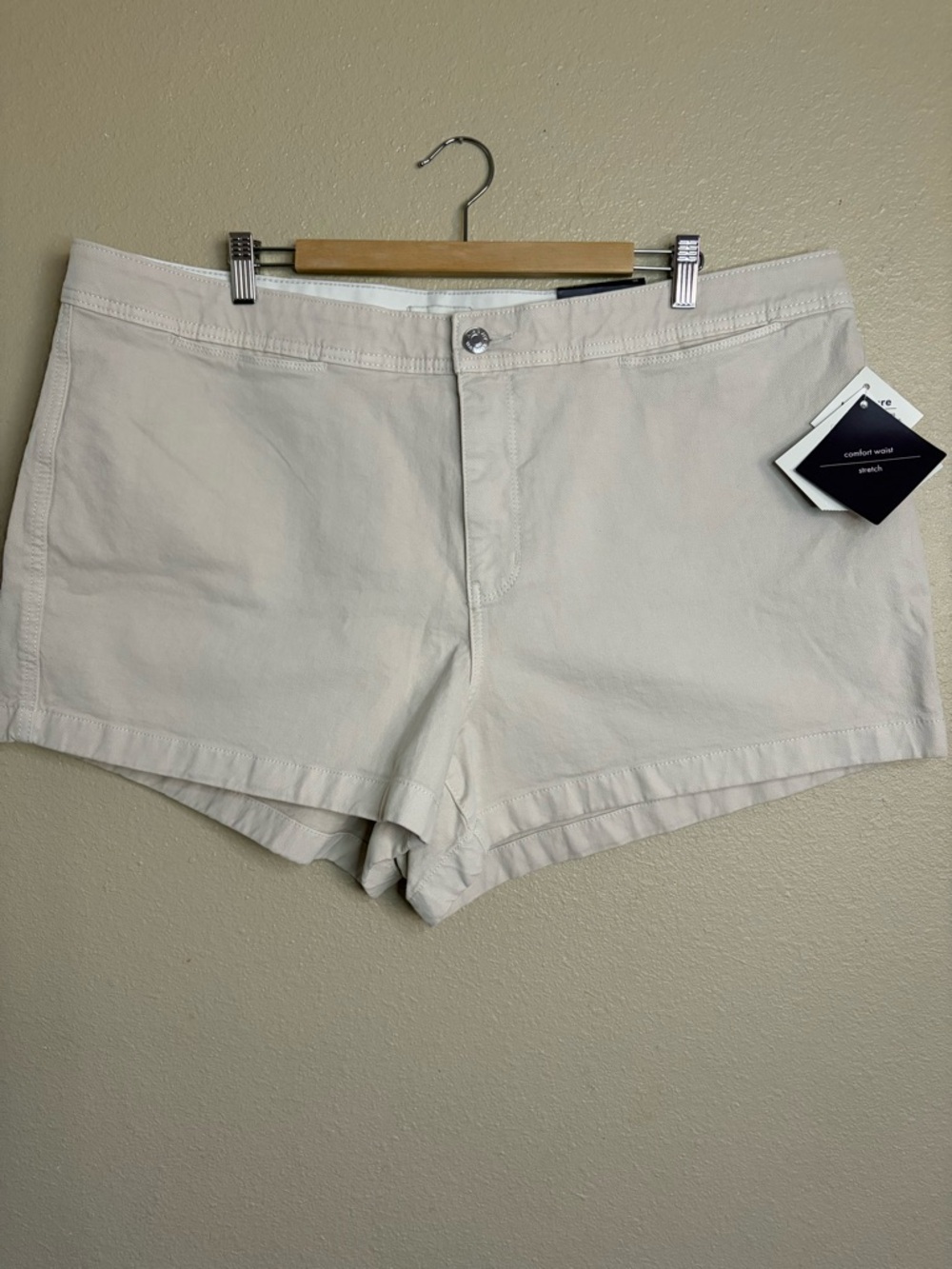 Ava & Viv Light Cream Women's Comfort Waist Stretch Smart Shorts size 20